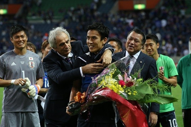 【写真を見る】ハリルホジッチ監督に抱きつかれる長谷部誠選手