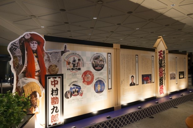 4階入口フロアの出発ゲートには、歌舞伎の看板をモチーフにした展示コーナーも