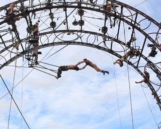 空中ブランコで本物の空を舞う！フランス発アートサーカス初上陸