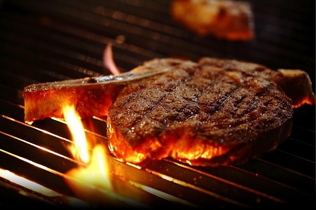 外側はこんがりしっかりと炭火で火を入れ、中はレアに焼き上げる