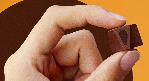 【写真を見る】外側の優しい甘さのチョコレートで、上品な苦味のあるチョコレートを中に閉じ込めた2層構造