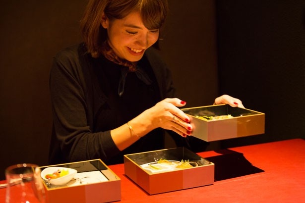 【写真を見る】風呂敷を開けると、重箱に入った前菜が登場！