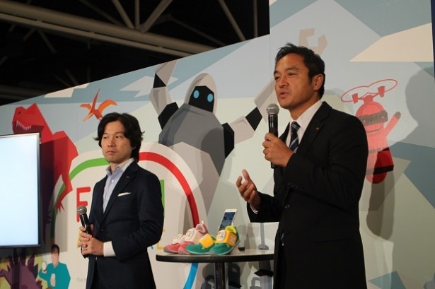 KDDI デジタルマーケティング部の塚本陽一部長(左)と、よみうりランド遊園地事業本部 企画・宣伝部担当の曽原俊雄副本部長(右)