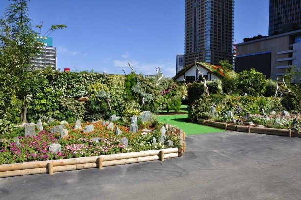 植物を植えた緑の壁が迷路のような「みどりの小径」
