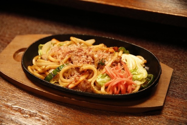 【写真を見る】小腹が空くこと間違いなしの絶品家庭料理がズラリ!