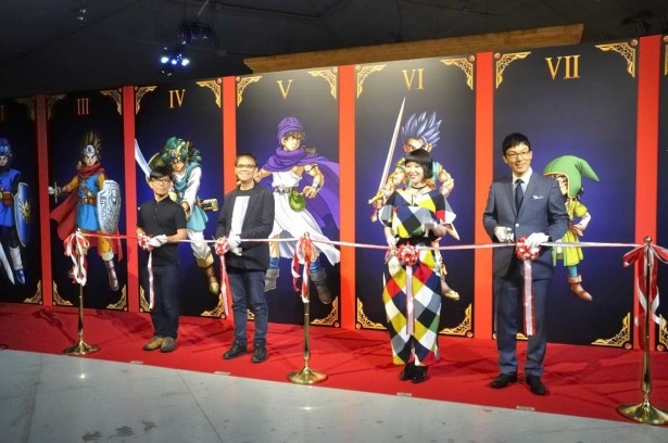 オープニングセレモニーでは、堀井雄二氏と浅越ゴエ、竹若元博、宇都宮まきによるテープカットも行われた。宇都宮の衣装はゲームに登場する遊び人のイメージ