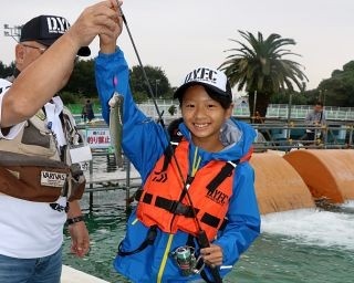 ニジマス釣れた！子どもたちがルアーフィッシングを体験
