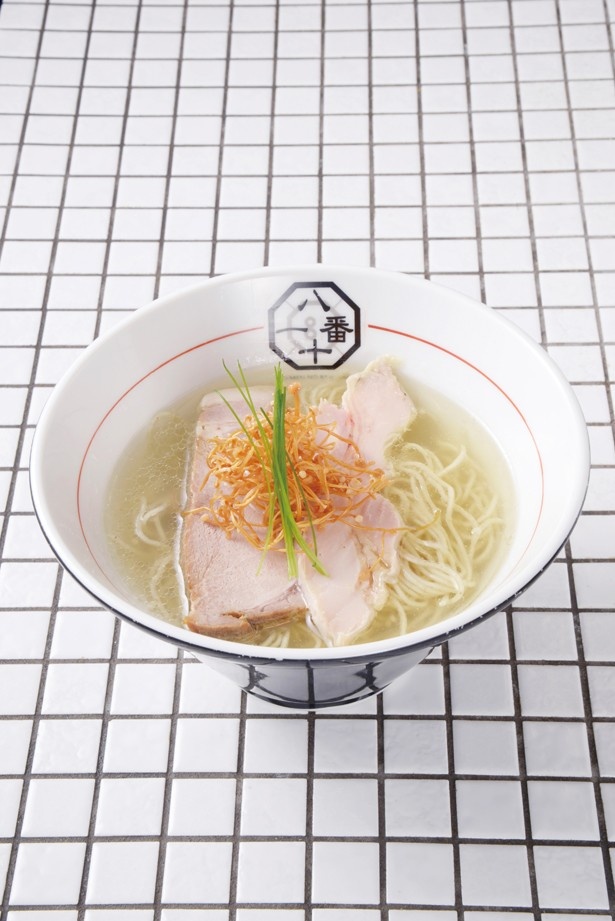 【写真を見る】東京・町田のラーメン店「81番」の人気メニュー・うま味塩そば（750円）。仕上げにかけたホタテオイルの濃厚な香りが、スープの風味を強調