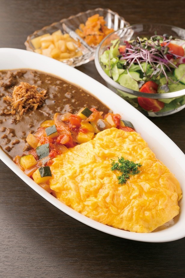 伝統のカレーにオムライス、牛挽き肉、6種類の野菜を合わせた贅沢な一品。「カレーオムライスのラタトゥユ添え」(1400円)/資生堂パーラー キッテ グランシェ ショップ (B1F)