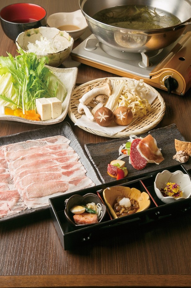 こだわりの金華豚に、キノコ盛り合わせが付いた限定コース「金華豚しゃぶしゃぶコース」(8100円)/金華豚料理 平田牧場 極 (6F)