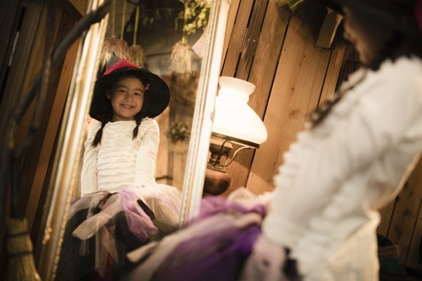 【写真を見る】ハロウィンならではのお楽しみ、魔女変身に挑戦