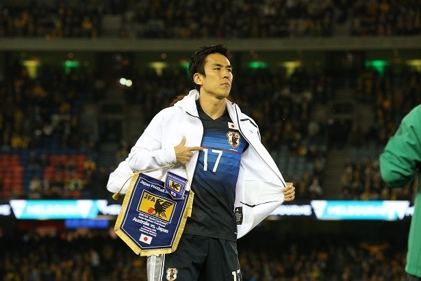 【写真を見る】山口選手とボランチを組んだ主将の長谷部誠選手