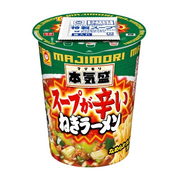 【写真を見る】ボリューム満点の大盛麺と濃いスープ、たっぷり具材が特徴の「本気盛」シリーズ。「マルちゃん 本気盛 スープが辛いねぎラーメン」も発売中