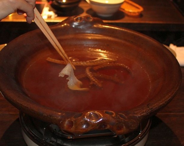 【写真を見る】薄くそぎ切りした鰻をしゃぶしゃぶで！