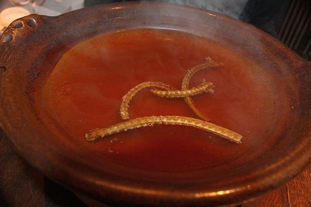 鰹昆布に、鰻の皮や骨せんべいを加えた出汁も味わい深い