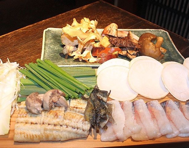炭火でふっくら香ばしく焼き上げた白焼きと、活鰻の薄づくりの2種類を楽しめる