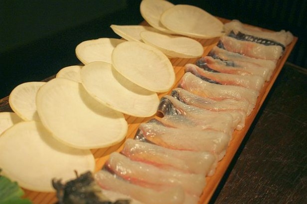 手早さと細やかさが要求される活鰻のそぎ切り