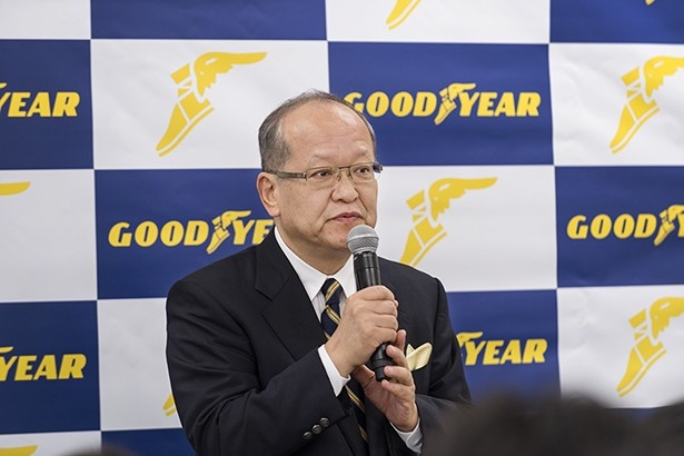Vector 4Seasons Hybridの特徴を説明する日本グッドイヤー代表取締役社長・金原雄次郎氏