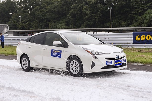 【写真を見る】雪上でもスタッドレスタイヤに遜色のない安定性とグリップ性能を発揮したVector 4Seasons Hybrid