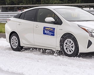 急な雪にも対応！秋のドライブにも安心のオールシーズンタイヤを体験