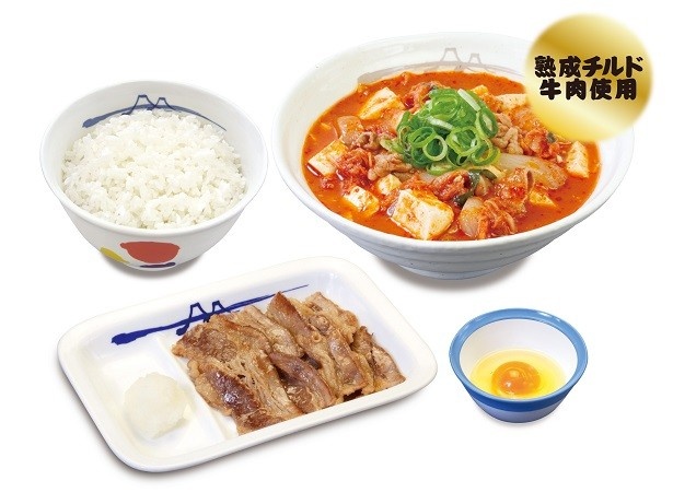 【写真を見る】カルビ焼肉とセットになった「チゲカルビ焼膳」(720円)