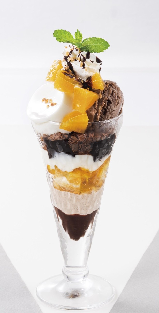 ホワイトチョコクリームをはじめ、マーマレードジャムやカカオオレンジソルベがグラスの中にきっしりと詰まった「ショコラナッツのザ・サンデー」（754円）