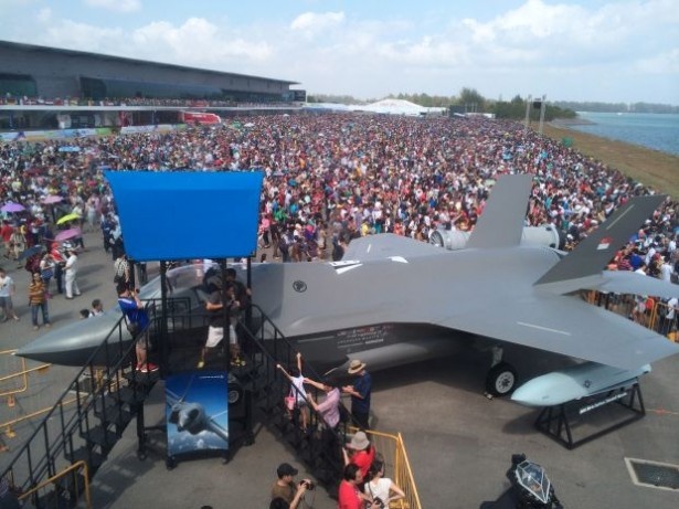 ロッキード・マーティン社の最新ステルス戦闘機「F-35」モックアップが展示される