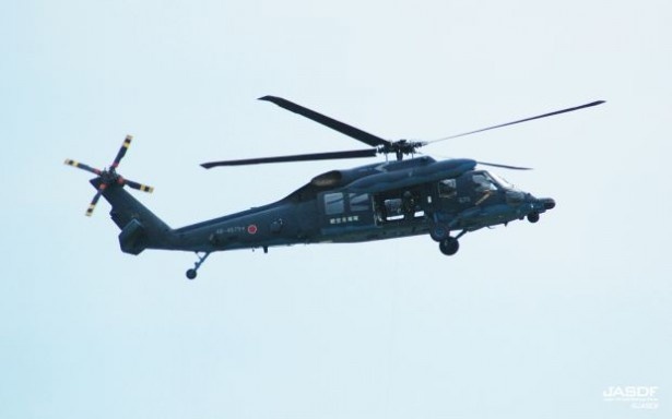 航空自衛隊のUH-60J救難ヘリコプターも飛来