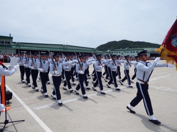 未来のパイロットである航空学生が、銃を持って音楽に合わせて行進し、さまざまな動きを披露する「ファンシードリル」を実施