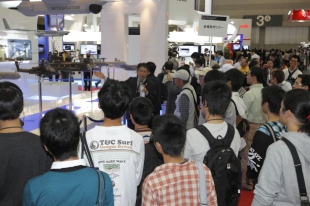 航空ジャーナリストの案内のもと、出展ブースや館内各所を巡るガイドツアーを実施