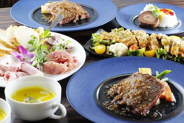 館内のカフェ＆レストランには、気になる人と仲良く食べたいクリスマス限定メニューが登場！