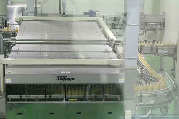 JAアオレンの工場には、生産ラインを間近で見ることができる見学コースが設けられている。観光客も見学可能(10日前までの申込みが必要)