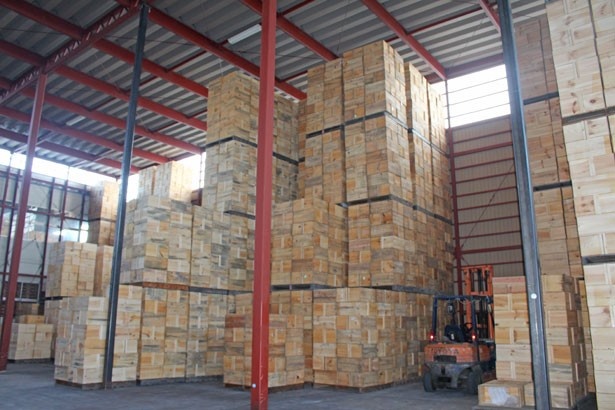 倉庫には天井まで木箱が高く積み重なる