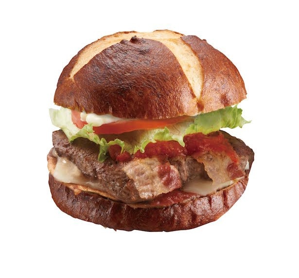 食感のあるプレッツェルバンズにモッツァレラチーズとベーコン、赤パプリカソースを合わせたボリューム満点の「プレッツェル モッツァレラベーコン バーガー」