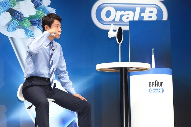 慣れた手つきで「ブラウン オーラルB ジーニアス 9000」を使いこなす松岡