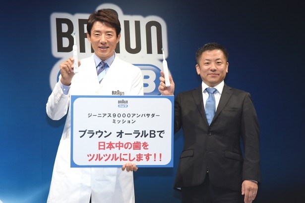 P＆G アジアパシフィック オーラルケア事業部 ヴァイスプレジデントの伊東正明氏(右)とのツーショット