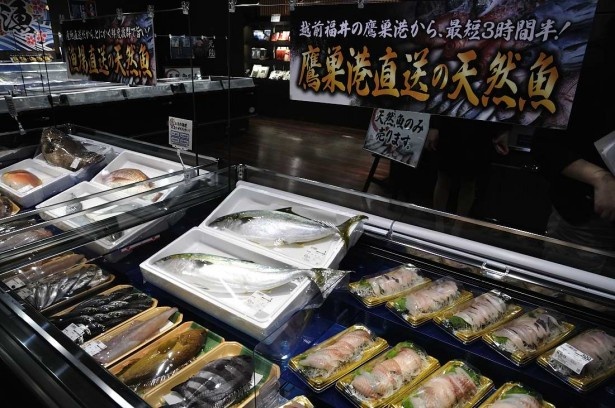 イシダイやハマチなど、新鮮な魚が入手できる。アジの刺身が300円などリーズナブル。ウロコを取ったり、三枚おろしにするなどの処理もしてもらえる