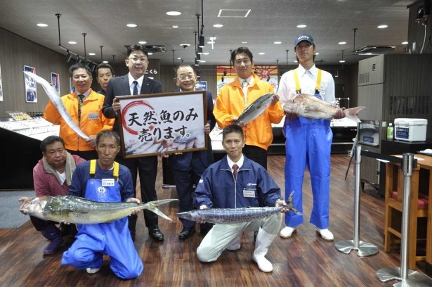 株式会社くらコーポレーションの田中邦彦社長（右から3人目）と同社天然魚プロジェクトの中心人物、尾越健二さん、各地漁業関係者