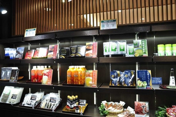 店内には各地の物産も並ぶ。田中社長は「漁業版『道の駅』のようなものを目指したい」とも語る