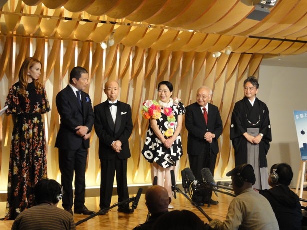 坂田利夫(写真左から3人目)、木村祐一(写真左から2人目)も登場