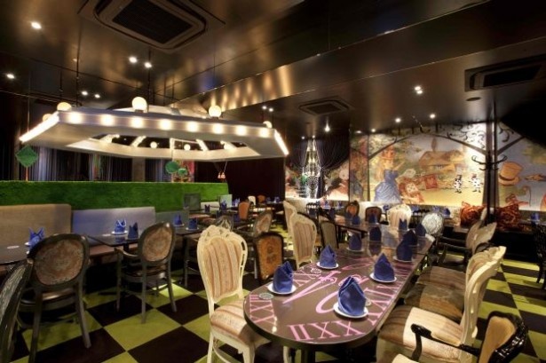 新宿の「絵本の国のアリス」店内