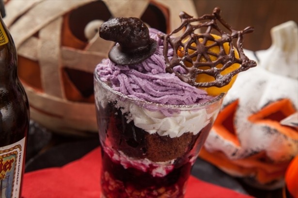 「森の魔女からのデザート～Dessert from Witch in the forest～」(680円)には、紫いものクリームがたっぷり