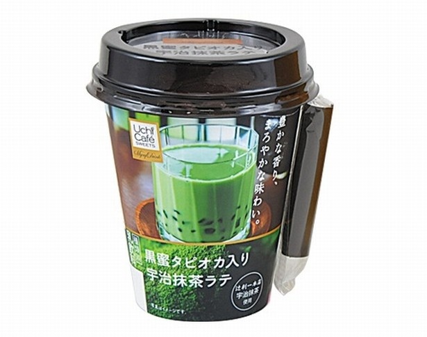 辻利一本店の宇治抹茶を100％使用した抹茶ラテに黒蜜風味のタピオカを合わせた「ウチカフェ 黒蜜タピオカ入り宇治抹茶ラテ 255g」(228 円)