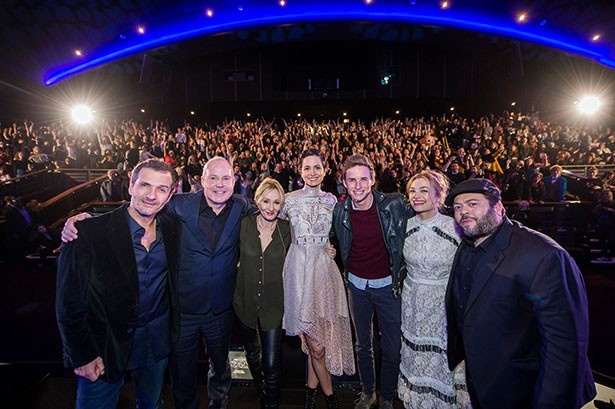 【写真を見る】ロンドン会場を熱狂させたキャストとスタッフの集合写真!