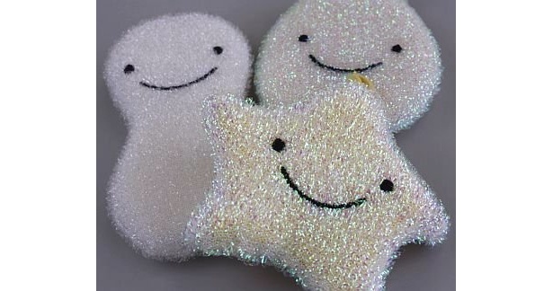 キラキラが汚れを取る「ニコニコスポンジ」（左￥262）、「同　しずく君」、「同　キラキラ星ちゃん」（各￥313） 