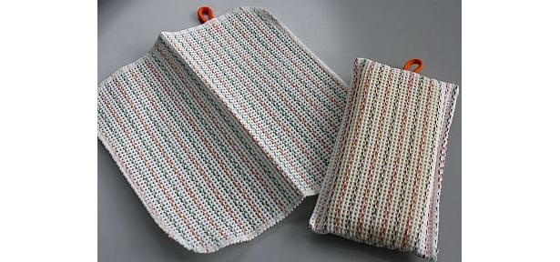 「Kitchen Sponge+ツヤコ」（￥431）、「Dish Wash Cloth+ツヤコ」（￥420）は、繊維に特殊なゴムの微粒子を凹凸につけている“エポクリン加工”で、水だけでOK