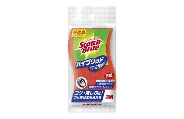 「スコッチ・ブライト　ハイブリッド貼り合わせスポンジ」は、フッ素加工の調理器具もキズつけにくく、焦げ付きや茶渋までしっかり落とす