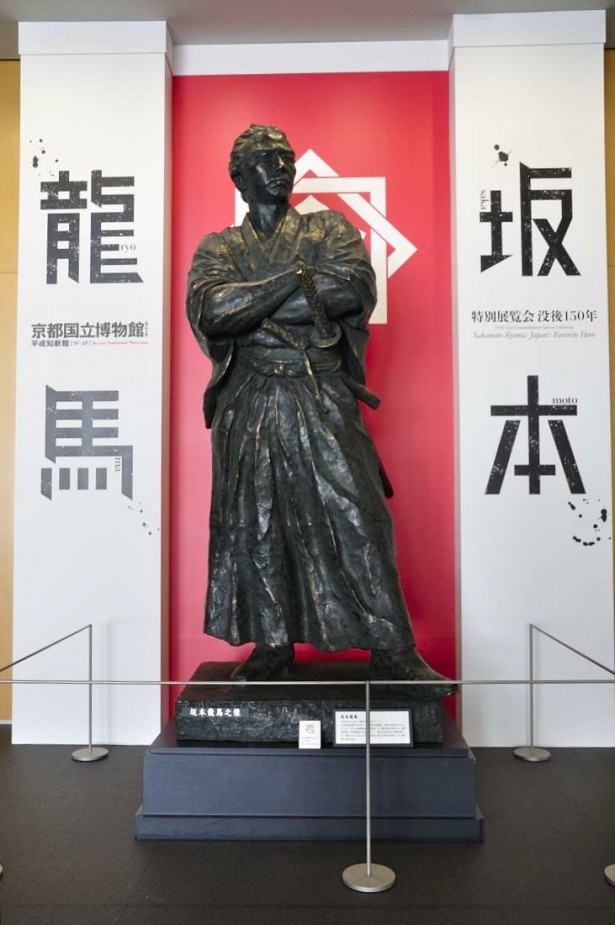 展示会場入り口で出迎えてくれるイケメンの龍馬像