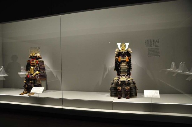 徳川慶喜と島津斉彬所用の鎧。権威を示すため、鎌倉時代のような復古調の鎧が作られたといわれる