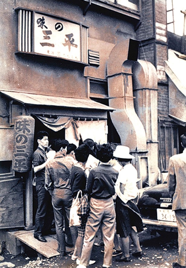 昭和30年代の三平の店先。当時から行列ができる人気店だったことがわかる。札幌の味噌ラーメンはここから始まったのだ